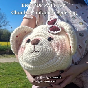 Può includere: Borsa a forma di orso all'uncinetto color crema con naso marrone e occhi neri. La borsa ha un fiocco rosso e dettagli rosa. Il testo sull'immagine recita "ENG PDF PATTERN" e "Chunky Contadina Bear Bag".