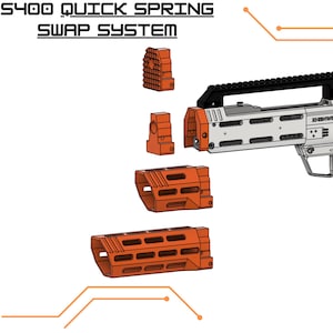 Op de afbeelding: Een explosietekening van een zilver en zwart geweer met oranje componenten. De tekst "S400 QUICK SPRING SWAP SYSTEM" staat bovenaan. Verschillende oranje onderdelen zijn gescheiden van het geweer, waaronder een handbeschermer en een veerkast.