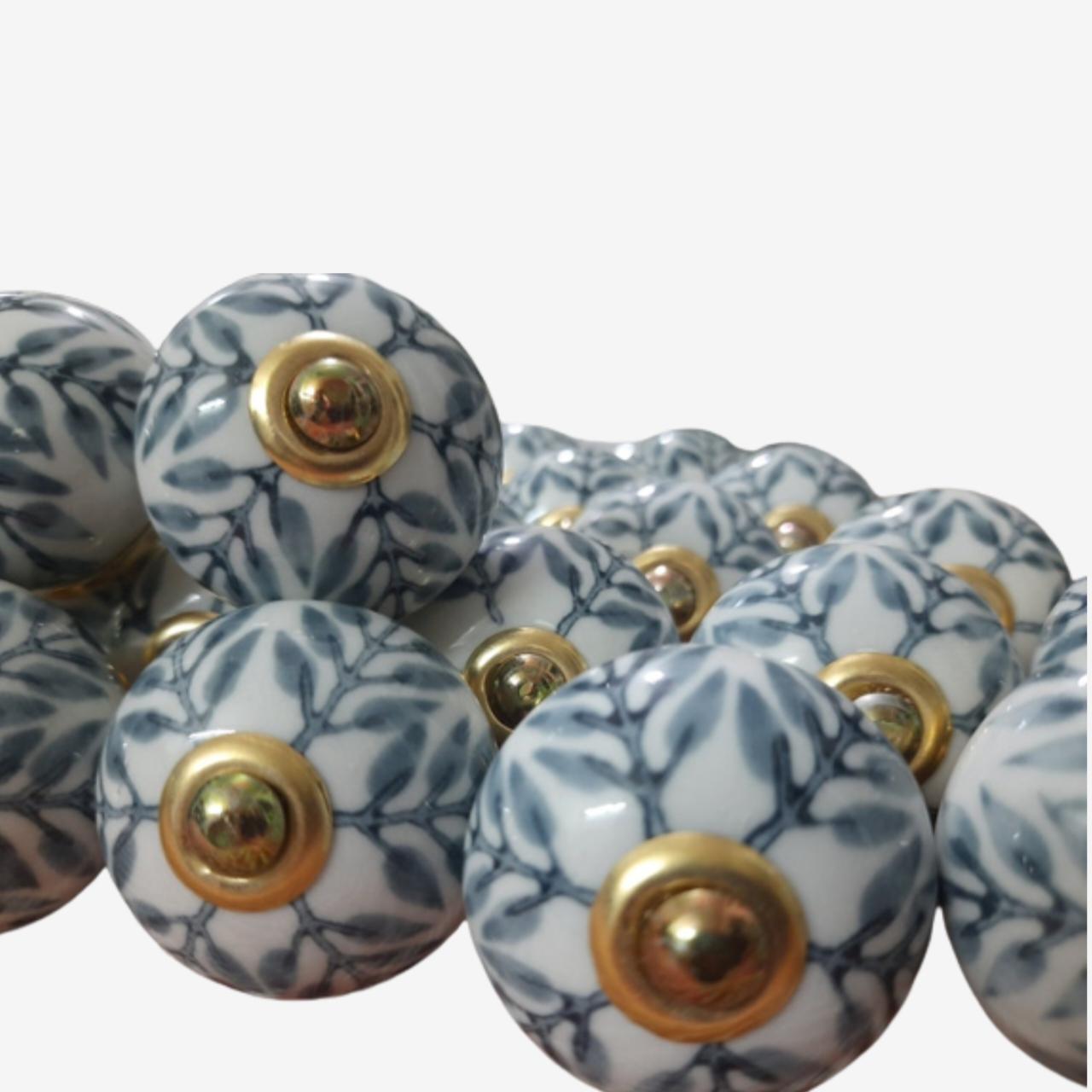 手描きのセラミックキャビネットノブ：グレーフローラルヴィンテージ