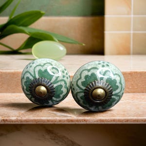 Handbemalte grüne Keramikknöpfe: Vintage Blumenbeschläge