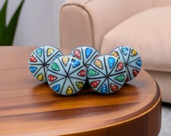 キッチンキャビネット、引き出し、真鍮製の金具付きドレッサー。ホームデコレーション。家具を瞬時に変身させます。