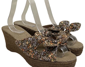 Sandália plataforma anabela com laço floral marrom vintage Mudd Emma feminina, estilo boho anos 2000.