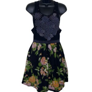 Vestido vintage de lana negra con estampado floral oscuro de FREE PEOPLE, corte acampanado, estilo Y2K, boho chic, talla L. imagen 1