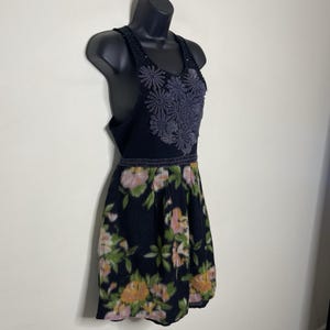 Vestido vintage de lana negra con estampado floral oscuro de FREE PEOPLE, corte acampanado, estilo Y2K, boho chic, talla L. imagen 4