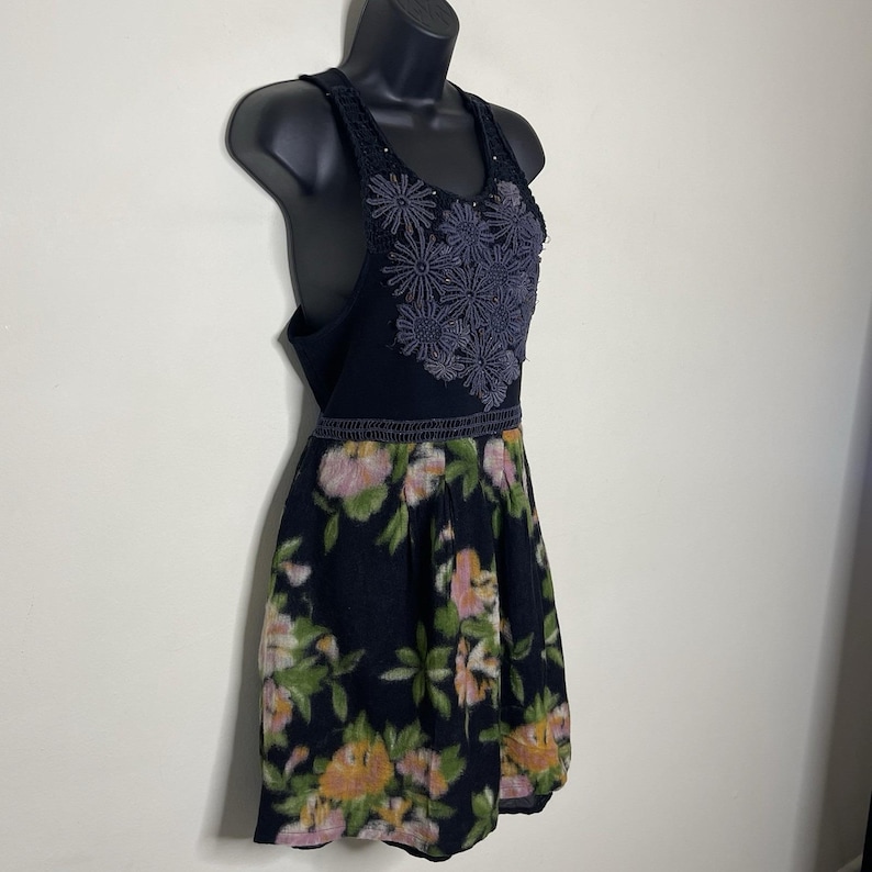 Vestido vintage de lana negra con estampado floral oscuro de FREE PEOPLE, corte acampanado, estilo Y2K, boho chic, talla L. imagen 4