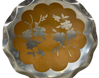 Bandeja de servir vintage de aluminio con borde festoneado y estampado floral, tono plata y oro, estilo MCM, 33 cm (13 pulgadas), estilo retro.