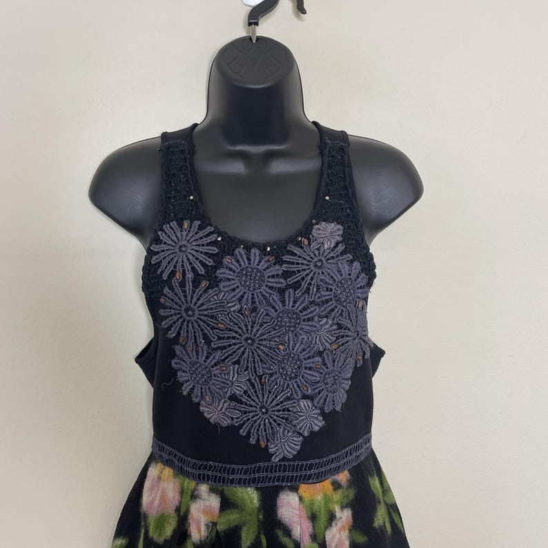 Vestido vintage de lana negra con estampado floral oscuro de FREE PEOPLE, corte acampanado, estilo Y2K, boho chic, talla L. imagen 2
