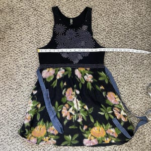 Vestido vintage de lana negra con estampado floral oscuro de FREE PEOPLE, corte acampanado, estilo Y2K, boho chic, talla L. imagen 9