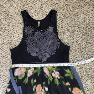 Vestido vintage de lana negra con estampado floral oscuro de FREE PEOPLE, corte acampanado, estilo Y2K, boho chic, talla L. imagen 10