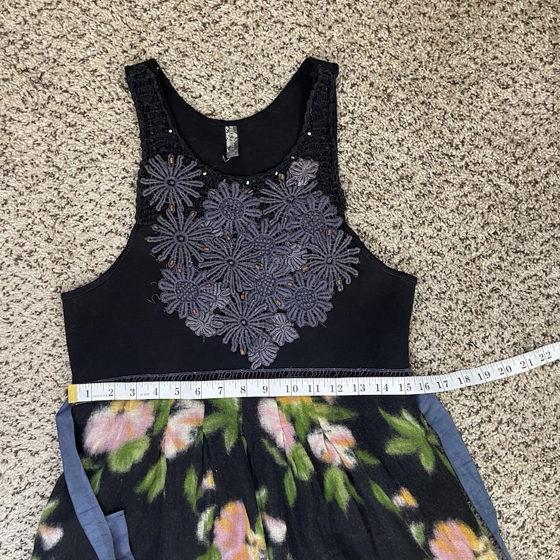 Vestido vintage de lana negra con estampado floral oscuro de FREE PEOPLE, corte acampanado, estilo Y2K, boho chic, talla L. imagen 10