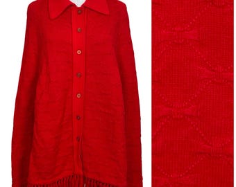 Poncho vintage da donna in maglia, rosso con fiocco, frange e bottoni sul davanti, stile boho anni '70.