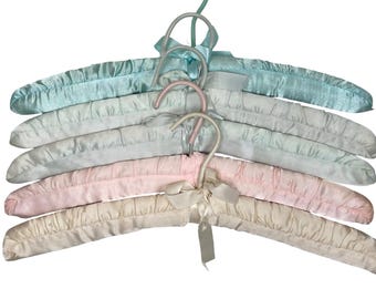 Perchas vintage acolchadas de satén con 4 lazos de cinta multicolor en tonos pastel para novias.