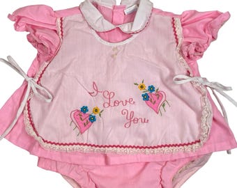 Vestido cubrepañal Cradle Togs Vintage bordado para niña, rosa, con corazón y ribete de encaje, tallas 3-6.