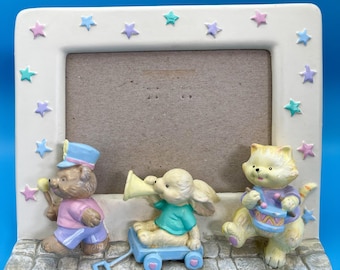Marco de fotos vintage de animales bebés Russ Berrie con desfile, decoración de guardería en tonos pastel, años 90