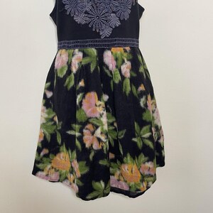 Vestido vintage de lana negra con estampado floral oscuro de FREE PEOPLE, corte acampanado, estilo Y2K, boho chic, talla L. imagen 3