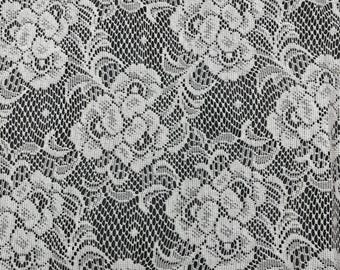 Cortinas con cenefa de encaje vintage y estampado floral de rosas, blancas, con volantes y estilo rústico.
