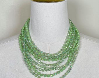 Collana vintage a più fili di perline con cristalli color verde aurora boreale.