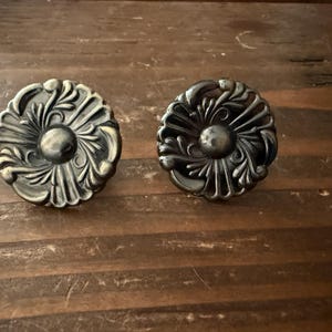 Blommiga franska provinsiella knoppar med ett hål