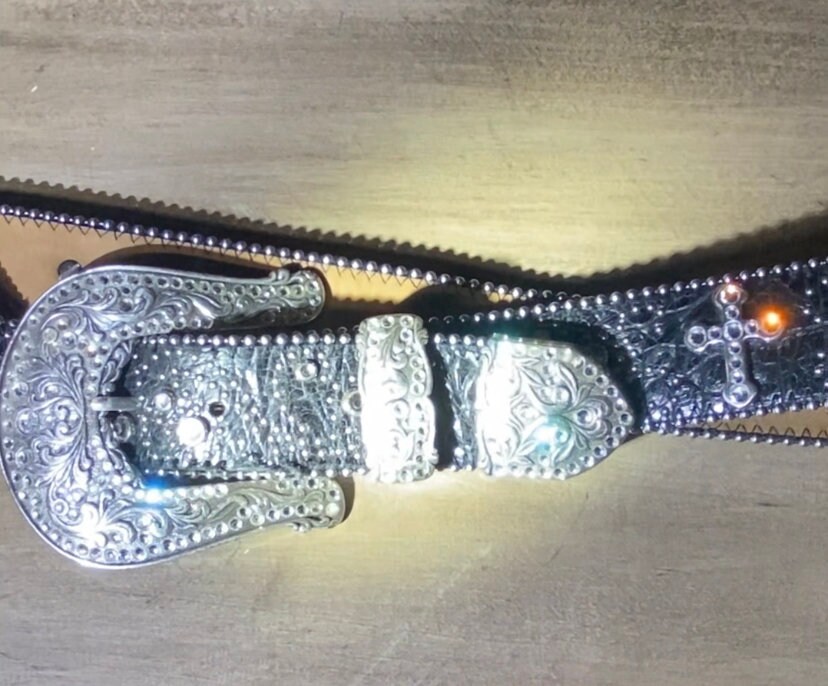 Justin Ladies Rhinestone Cross Buckle Distressed Leather Belt Size 32 Justin Boots | Accessories | Justin Boots Western Cowgirl  main image 3