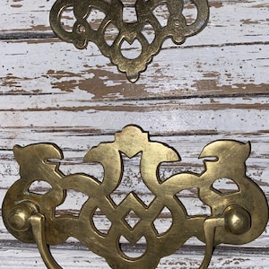 1 zeer ZELDZAME Batwing Solid Pierced Back Brass Antique Hardware Vintage Chippendale Drawer Pull 3&quot; centra plus 1 sleutel geheel koperen embleem
