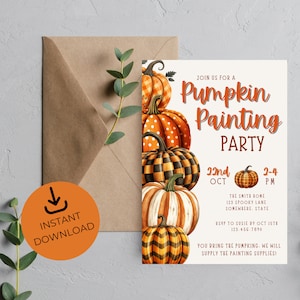 Puede incluir: Invitación imprimible para una fiesta de pintura de calabazas. La invitación presenta una pila de calabazas con diferentes patrones, incluyendo cuadros, lunares y rayas. El texto de la invitación dice "Join us for a Pumpkin Painting Party" e incluye la fecha, la hora y la ubicación del evento. La invitación también indica que los invitados deben traer sus propias calabazas y que el anfitrión proporcionará los materiales de pintura.