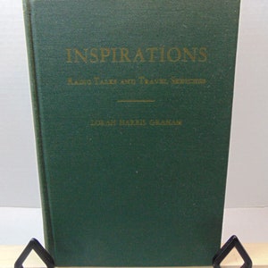 Puede incluir: Un libro de tapa dura verde titulado "Inspirations: Radio Talks and Travel Sketches" de Lorah Harris Graham.