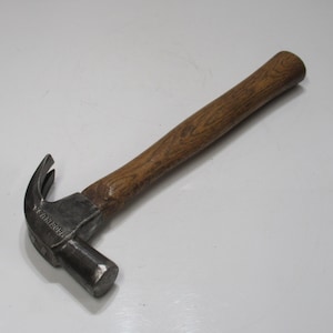 Lovely Vintage 16oz Carpenters Claw Hammer Hickory Handle Made In USA