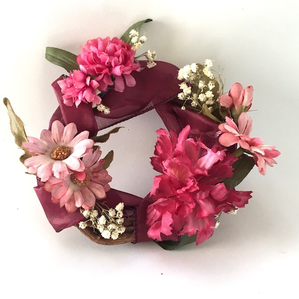 Cadeau de rentrée ; Petite couronne d'automne, 4" Mini ; Magnétique ; Bourgogne foncé et clair d'automne ; Couronne de brindilles ; Gypsophile séché ; Floral