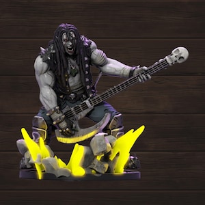 Pode incluir: Uma figura de um músico de rock tocando um baixo com um cavalete em forma de caveira, em preto e branco. A figura está em pé sobre uma base com um efeito de brilho amarelo.