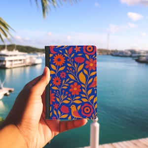 Cartera de viaje de piel sintética con diseño de pájaro y flores escandinavas, estilo bohemio, personalizada, estilo arte popular, estilo cottagecore.