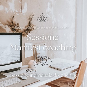 Könnte beinhalten: Ein weißer Schreibtisch mit einem Computer, einem Laptop, einer Kerze, einer Brille, einer Tastatur und einer Maus. Der Text "Sessione Manifest coaching" ist in Schwarz auf einer beigefarbenen Wand geschrieben. Der Text "Sessione individuale di coaching" ist in Schwarz auf dem Schreibtisch geschrieben.