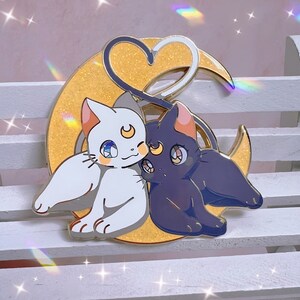 Pin de esmalte duro con forma de pareja de gatos enamorados en forma de luna, bañado en oro con purpurina