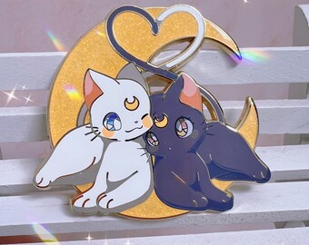 Pin de esmalte duro con forma de pareja de gatos enamorados en forma de luna, bañado en oro con purpurina