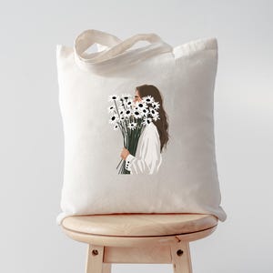 Umweltfreundliche Tragetasche - Sommer Vibes aus Baumwolle - Frau mit Gänseblümchen Blumenstrauß - Perfekt für jeden Anlass!