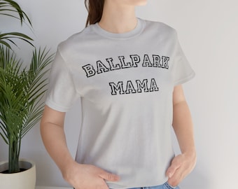 Camicia da baseball, Camicia da softball, Camicia Ballpark Mama, Regalo di baseball per le mamme, Camicia da mamma con pallone da viaggio, Camicia unisex da baseball da donna