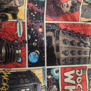 Puede incluir: Una tela colorida con vi&ntilde;etas de c&oacute;mic que muestran las palabras "Doctor Who" y "Exterminate!". Los paneles representan personajes, un Dalek, el TARDIS y escenas espaciales en un estilo retro.