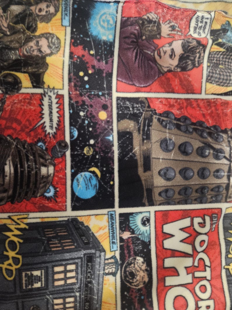 Puede incluir: Una tela colorida con vi&ntilde;etas de c&oacute;mic que muestran las palabras "Doctor Who" y "Exterminate!". Los paneles representan personajes, un Dalek, el TARDIS y escenas espaciales en un estilo retro.