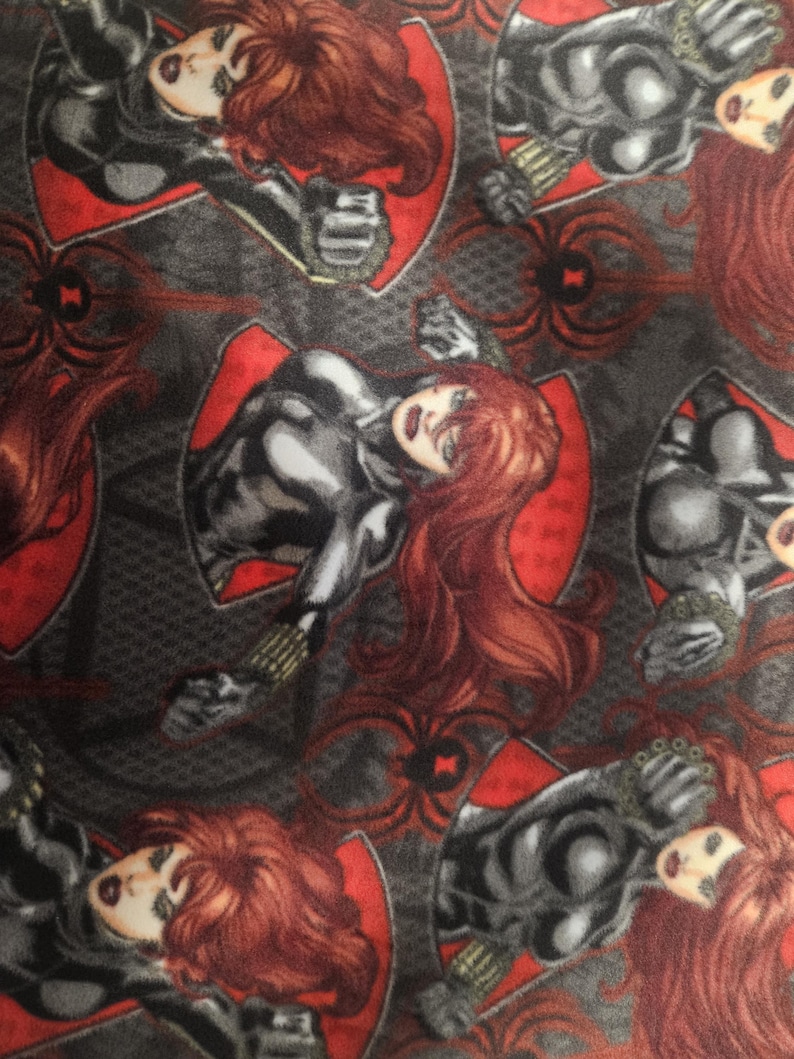 Puede incluir: Patr&oacute;n repetido con el personaje de Black Widow de Marvel Comics. El dise&ntilde;o incluye ilustraciones del personaje con un traje negro y gris, cabello rojo y un fondo rojo en forma de escudo. El fondo es gris oscuro con telara&ntilde;as y gr&aacute;ficos de ara&ntilde;as.