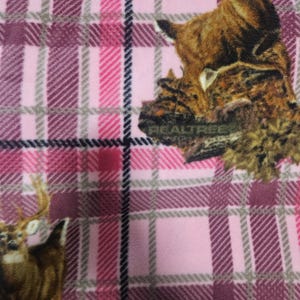 Puede incluir: Manta de forro polar a cuadros rosas con ilustraciones de ciervos. La manta tiene un dise&ntilde;o a cuadros rosa, burdeos y gris. Los ciervos est&aacute;n impresos en la manta en tonos marrones y beige. La manta es suave y acogedora.