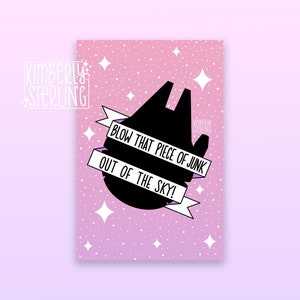 Pode incluir: Uma impressão com uma silhueta de nave espacial preta e o texto "BLOW THAT PIECE OF JUNK OUT OF THE SKY!" em uma faixa branca. O fundo é um gradiente rosa e roxo com estrelas brancas. O nome do artista está no canto superior esquerdo.