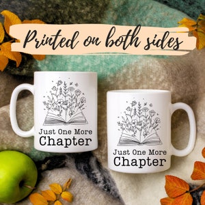 Puede incluir: Dos tazas de cer&aacute;mica blanca con contornos negros de un libro con flores que salen de &eacute;l. El texto en ambas tazas dice "Just One More Chapter".