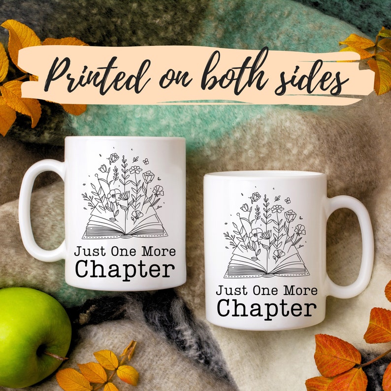Puede incluir: Dos tazas de cer&aacute;mica blanca con contornos negros de un libro con flores que salen de &eacute;l. El texto en ambas tazas dice "Just One More Chapter".