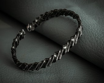 Bracciale polsino nero regolabile, bungle, stile vichingo rustico per idea regalo anniversario uomo o donna, gioielli. Pezzo maschile di tendenza