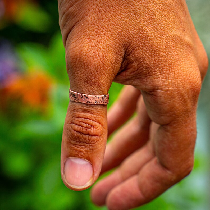 Anello in rame regolabile, stile rustico vichingo per uomo e donna. Gioielli unici, fatti a mano. Idea regalo anniversario uomo immagine 2