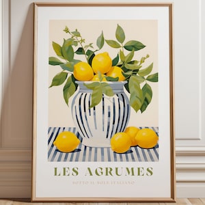 Peut inclure: Une affiche de style vintage avec un fond rayé bleu et blanc représentant un vase blanc rempli de citrons jaunes et de feuilles vertes. Le texte "LES AGRUMES SOTTO IL SOLE ITALIANO" est imprimé en vert au bas de l'affiche.