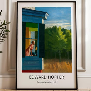 Peut inclure: Impression d'art encadrée de "Cape Cod Morning, 1950" d'Edward Hopper. L'œuvre représente une femme en robe rouge regardant par une fenêtre bleue. La scène comprend une ligne d'arbres verts, un ciel bleu et le nom et le titre de l'artiste.
