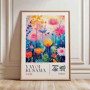 Peut inclure: Une affiche encadrée présentant une peinture florale à l'aquarelle vibrante. L'œuvre d'art met en valeur un éventail coloré de fleurs dans des tons de rose, d'orange, de jaune et de bleu. L'impression comprend le texte "YAYOI KUSAMA" et des caractères japonais, avec "TOKYO" en dessous.