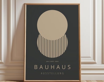 Puede incluir: Póster enmarcado de la exposición Bauhaus. El diseño presenta un gran círculo beige sobre un semicírculo con líneas verticales, sobre un fondo oscuro. El texto "BAUHAUS AUSSTELLUNG" se muestra en beige, con "JULI-SEPT 1923" encima.