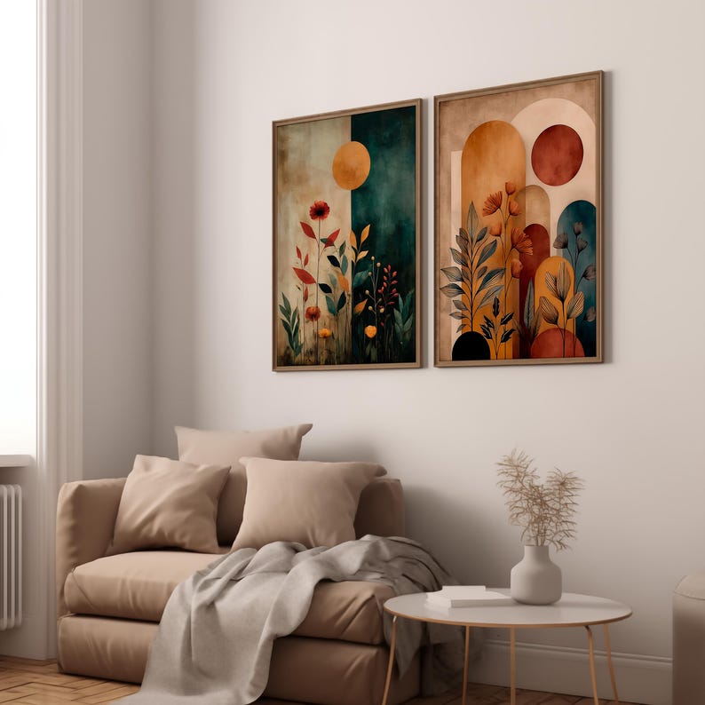 Puede incluir: Dos impresiones art&iacute;sticas abstractas enmarcadas. Una presenta un fondo verde azulado y beige con un c&iacute;rculo amarillo y elementos florales. La otra tiene un fondo beige y naranja con un c&iacute;rculo rojo y elementos florales. Ambas est&aacute;n en marcos de madera.