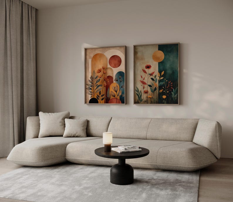 Puede incluir: Dos impresiones art&iacute;sticas enmarcadas con temas bot&aacute;nicos cuelgan sobre un sof&aacute; seccional beige. La obra de arte presenta tonos c&aacute;lidos de naranja, rojo y amarillo, con motivos florales y de hojas. Una peque&ntilde;a mesa negra con una l&aacute;mpara y libros est&aacute; frente al sof&aacute;.